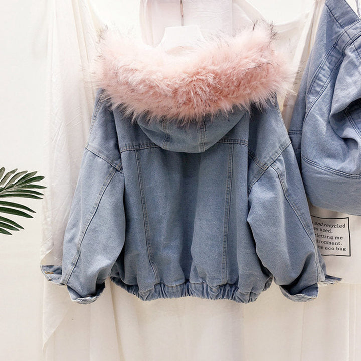 Modieuze dames winterjas, grijs denim, met opvallende roze voering. Perfect als trendy tussenjas voor koude dagen.