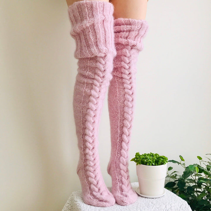 Modieuze en warme over-de-knie sokken voor dames; comfortabele winteraccessoire van acryl wol in diverse kleuren.