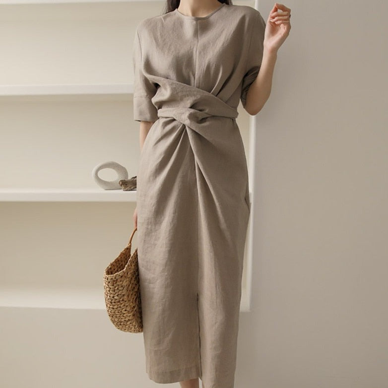 Lichtgewicht khaki zomerjurk Isalie voor dames met verstelbare taille, perfect voor casual vakantie en strand.