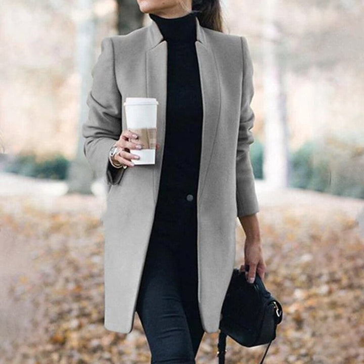 Modieuze dames jas Natasha's Jacket, biedt comfort en elegantie. Perfecte bovenkleding voor diverse seizoenen.
