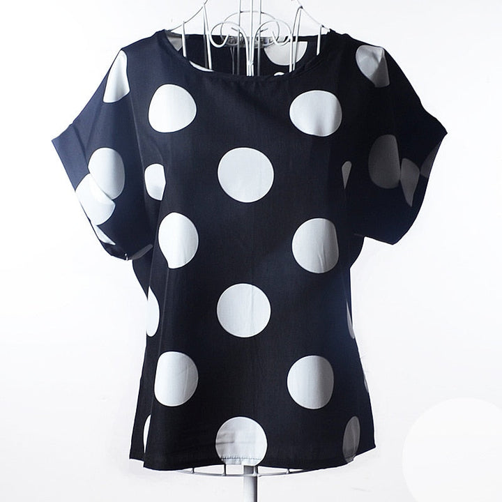 Trendy Klara dames zomershirt met kleurrijke print, perfect voor casual outfits, deel van de zomercollectie.