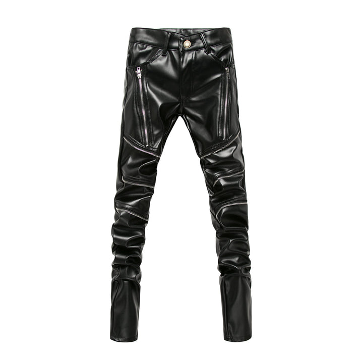 Modieuze zwarte herenbroek met slanke pasvorm en elegante lederlook, perfect voor zowel casual als chique gelegenheden.