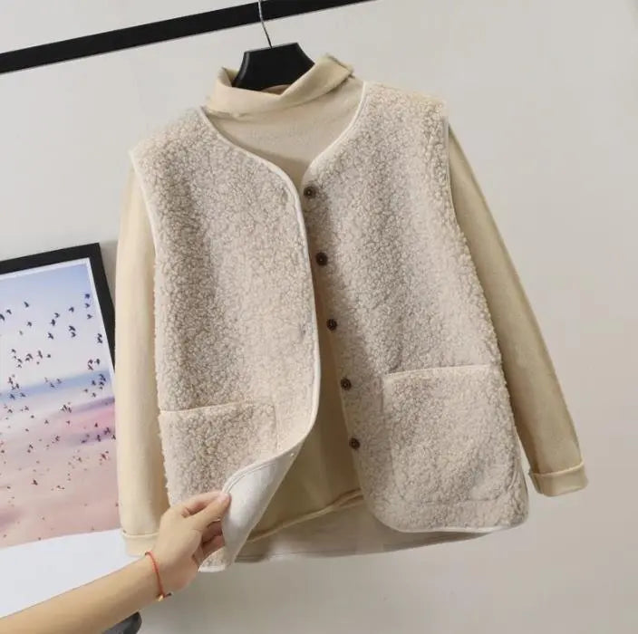 Stijlvol beige dames fleecevest Cassandra, veelzijdig en warm voor zowel casual als modieuze winterlooks.