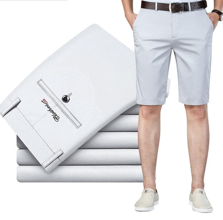 Tijdloze heren chino korte broek, een essentiële basiskleding voor de zomer.