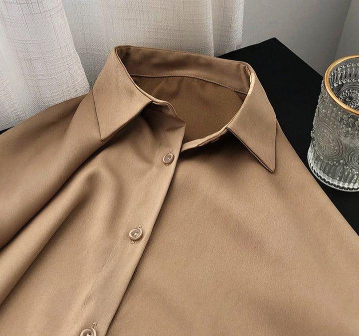 Chique dames blouse met V-hals in glanzende stijl; een trendy en comfortabele keuze.