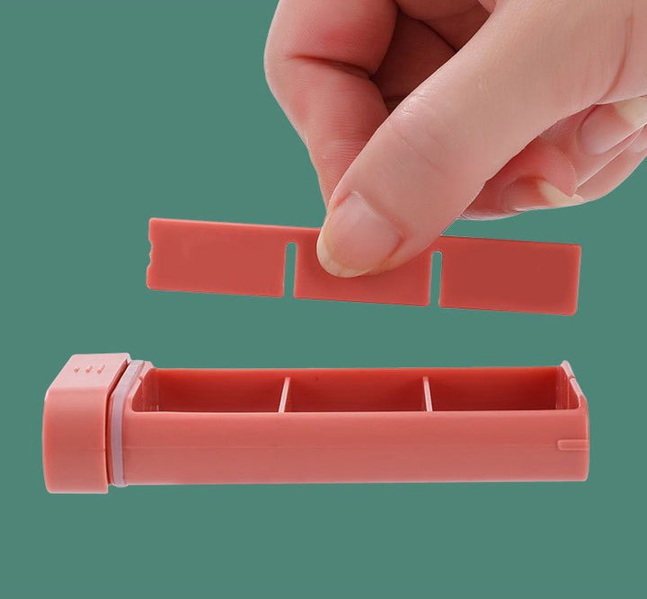 Groen medicijndoosje, compact en stijlvol, ideaal voor het organiseren van dagelijkse pillen.