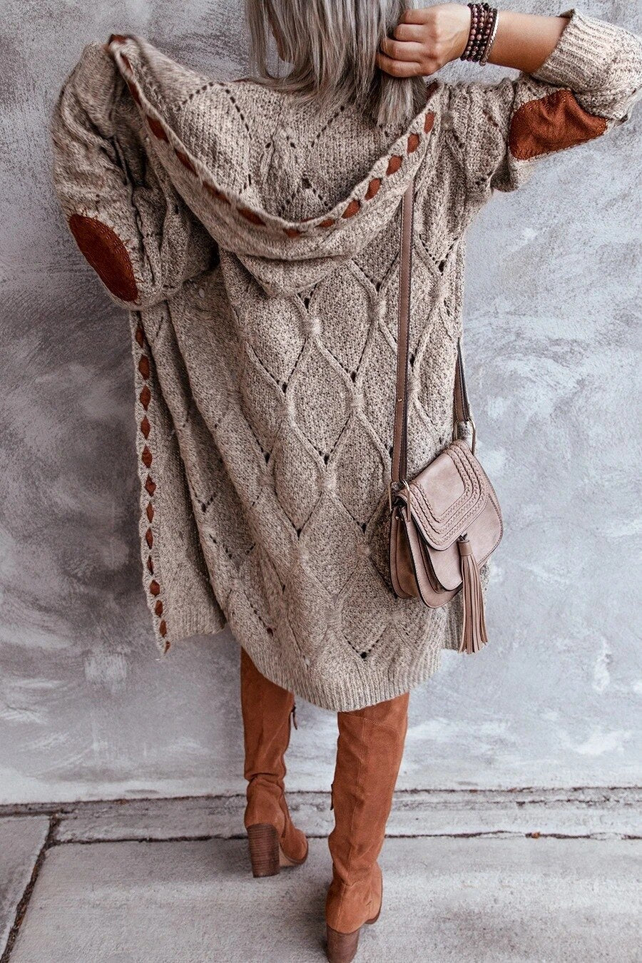 Elegant lang damesvest met capuchon, modieus en ideaal voor diverse damesmode combinaties.