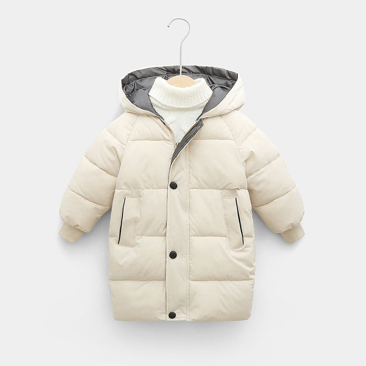 Jongens winterjas met capuchon, robuust en warm voor alle winterse activiteiten.