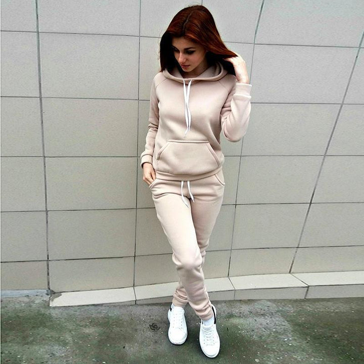 Dames trainingspak CuteSuit, comfortabel en stijlvol, ideaal voor sport of vrije tijd.