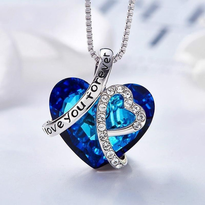 Elegante damesketting met fonkelend kristal en liefdesboodschap, zilverkleurig sieraad.