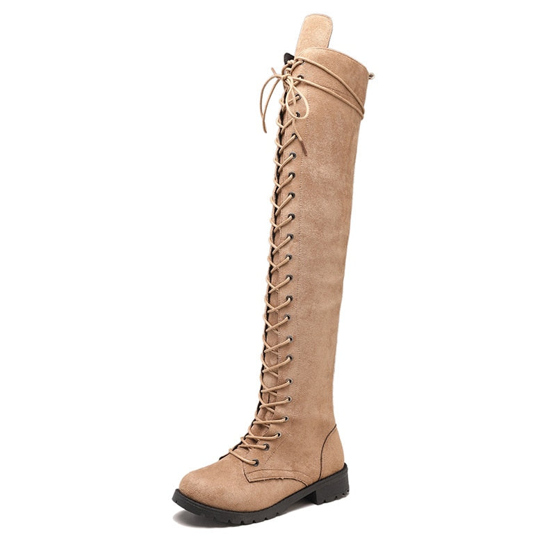 Zijaanzicht van stoere dames knielaarzen met plateauzool. Trendy schoenen die comfort bieden in de herfst/winter.