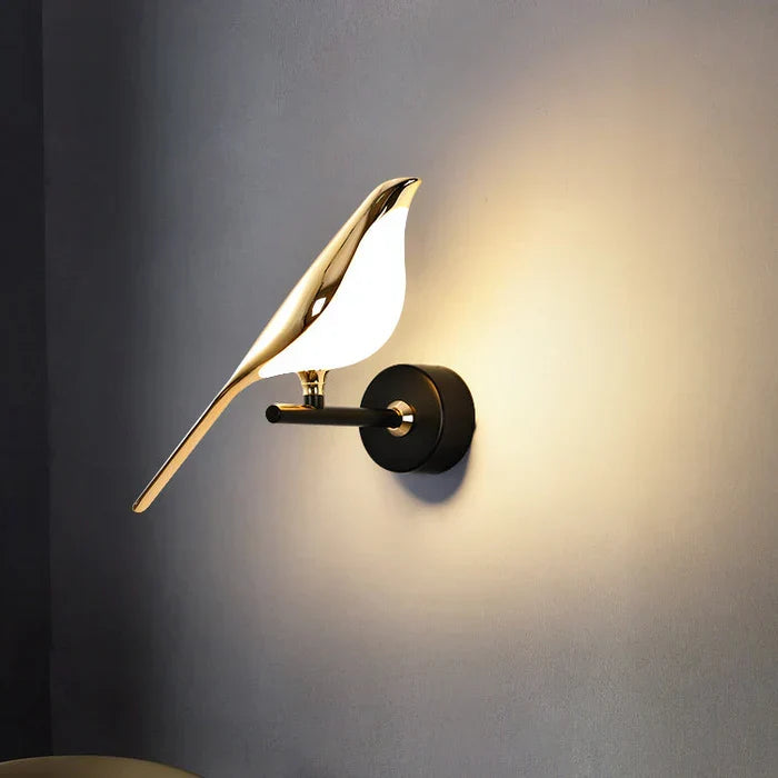 Luxe gouden OrionGlow wandlamp met flexibele LED verlichting, ideaal voor modern interieur in woon- of slaapkamer.