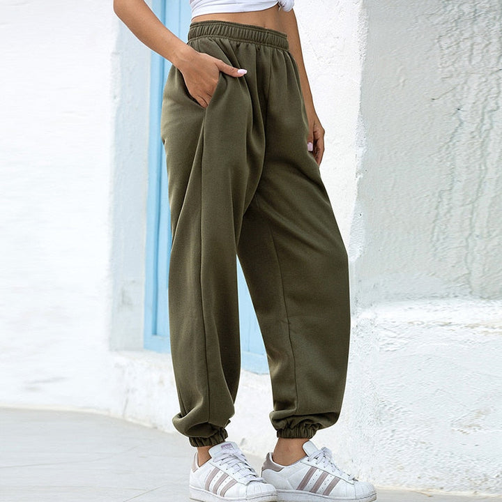 Kiona dames joggingsbroek van zacht fleece. Perfect voor thuis, sport of een ontspannen look.