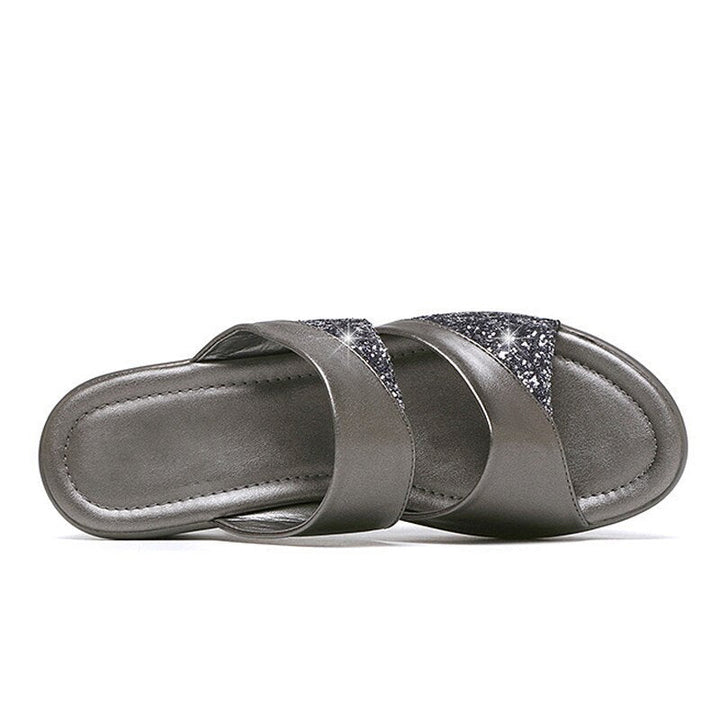 Vrouwen dragen comfortabele Open Toe™ slippers, modieuze open teen voetmode voor een stijlvolle zomerse uitstraling.