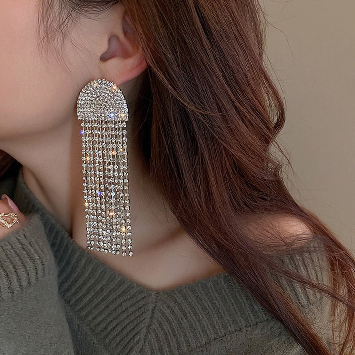 Elegante statement oorbellen dames, zilverkleurig, voor een complete en verfijnde look.