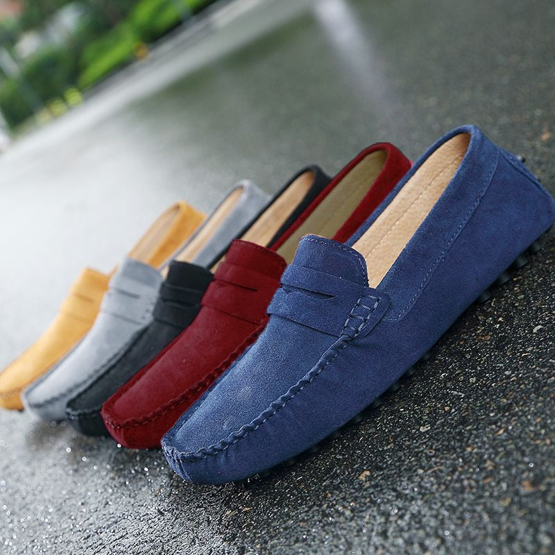 Heren Italiaanse instappers: stijlvolle bruine suède loafers voor casual zomerse elegantie.