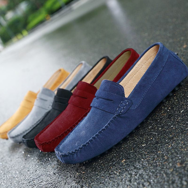 Heren Italiaanse instappers: stijlvolle bruine suède loafers voor casual zomerse elegantie.