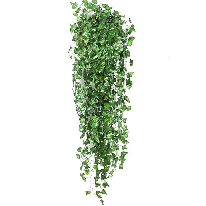 Detailopname van realistische kunst klimop bladeren op een slinger. Onderhoudsvrije groene plant decoratie.