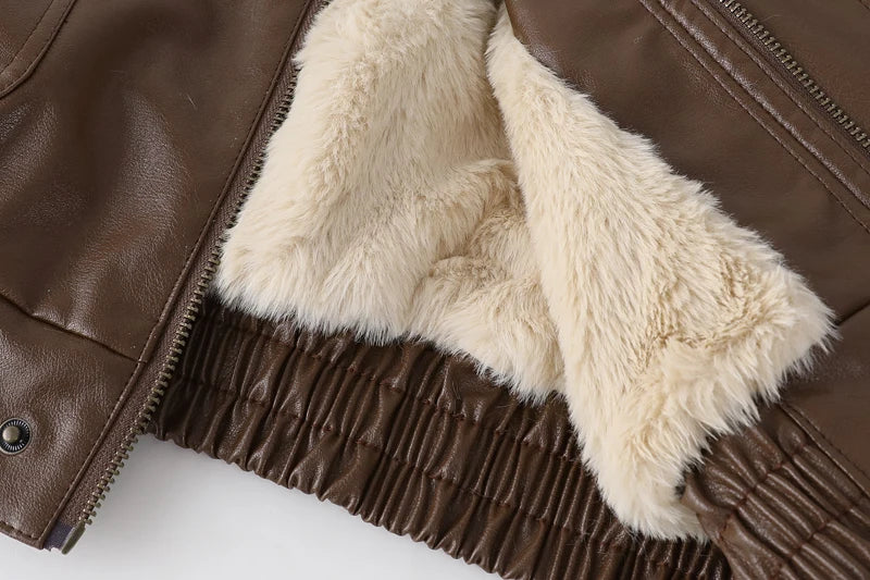 Modieuze Amanda dames winterjas, vintage leer en lamswol, ideaal voor de winter.