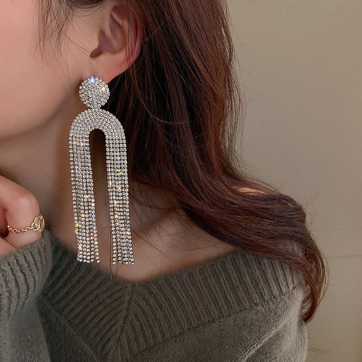 Trendy statement oorbellen, goudkleurig, als opvallend accessoire voor vrouwen.