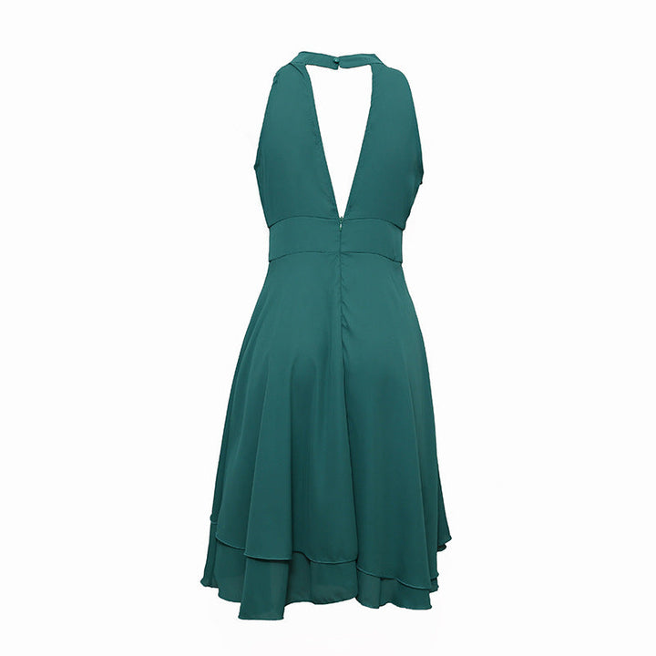 Deze elegante chiffon halterjurk is veelzijdig; zowel casual als feestelijk te dragen. Mouwloze midi met hoge taille.
