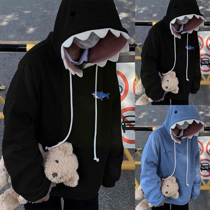 Model draagt de blauwe unisex haai hoodie, toont de comfortabele pasvorm en casual stijl.