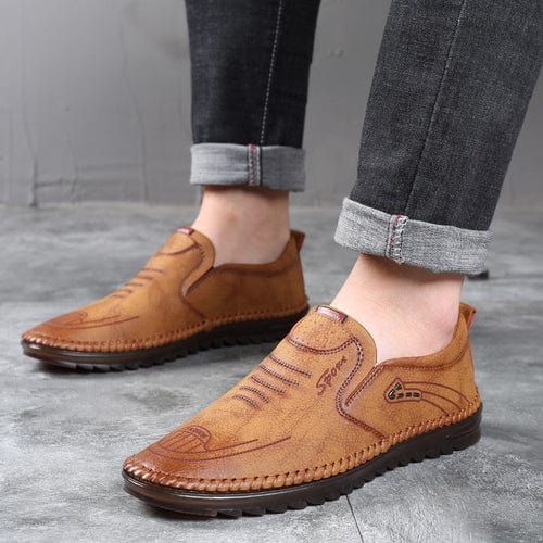 Bruine orthopedische wandelschoenen voor heren met brede pasvorm, bieden comfort en ondersteuning tegen voetpijn.