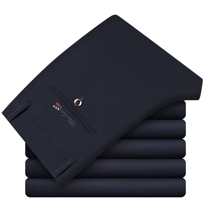 Moderne heren korte broek chino, creëert moeiteloos een nette en comfortabele zomeroutfit.