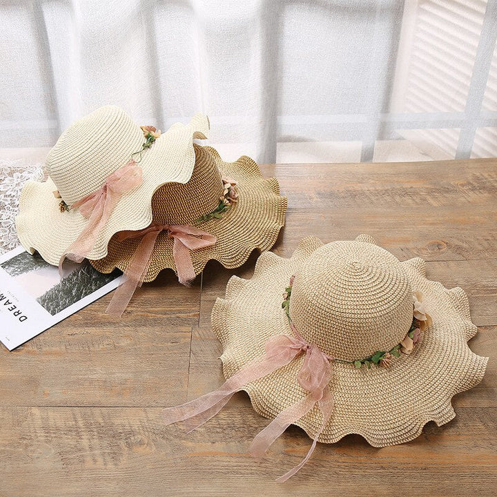 Deze elegante dames zonnehoed, versierd met bloemen, is het ideale zomerse modeaccessoire. Beschikbaar in wit/khaki.