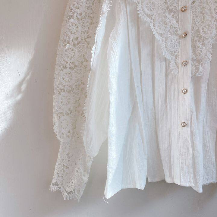 Luchtige zomerblouse voor dames met elegante pofmouwen en verfijnde kanten randjes, ideaal voor de lente.