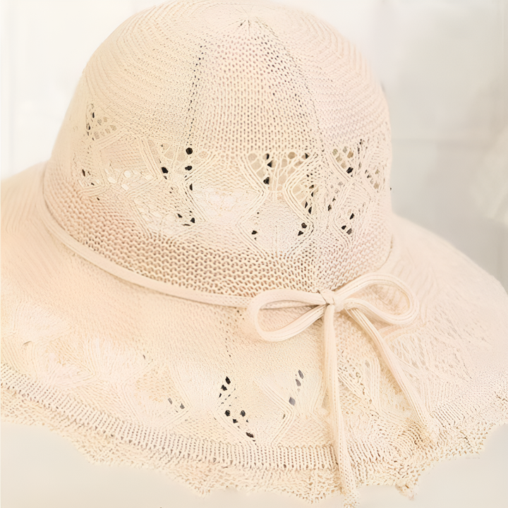 Grijze dames zonnehoed met brede rand voor stijlvolle UV-bescherming. Comfortabel non-woven strand en zomer accessoire.