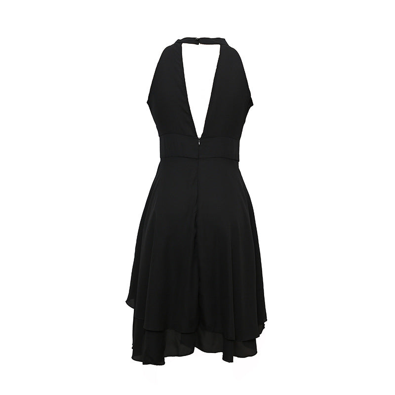 Vrouw draagt een elegante zomerse halterjurk van chiffon in een park, perfect voor een buitenfeest. Mouwloos midi model.
