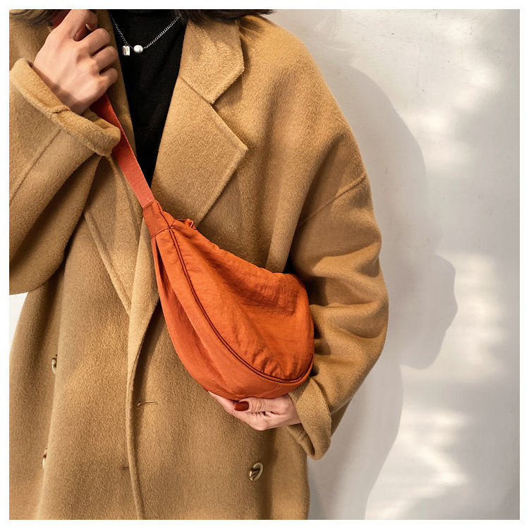 Trendy halvemaan schoudertas Luna, ideaal accessoire voor de moderne vrouw.