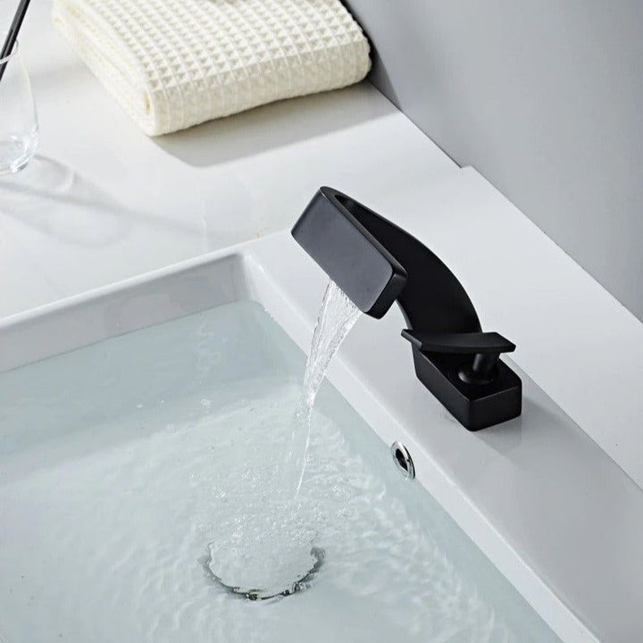 Minimalistische zilveren gebogen kraan, perfecte mengkraan voor een moderne badkamer.