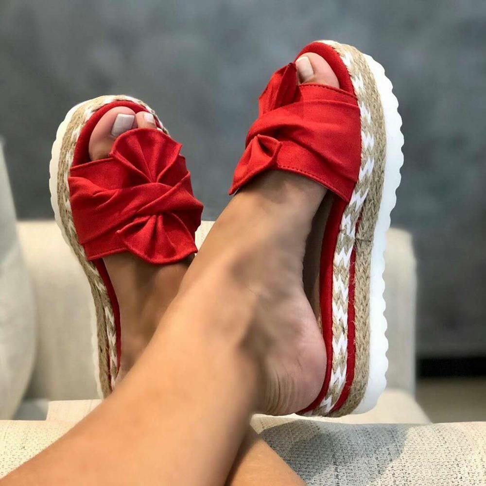 Elegante dames plateau sandalen met dikke plateauzool en chic knoopje.