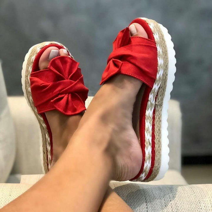 Elegante dames plateau sandalen met dikke plateauzool en chic knoopje.