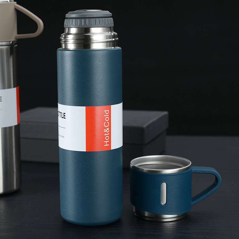 Detail van de roestvrije dop op de 500ml unisex thermoskan. Lekvrij, duurzaam en handig voor reizen.