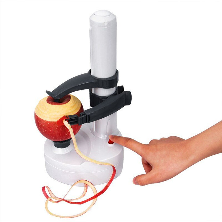 Compacte automatische dunschiller in actie: schilt snel een appel. Keuken gemak gadget.