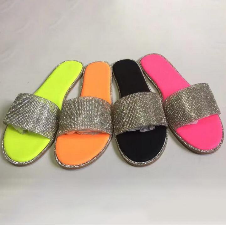 Trendy dames slippers met glitters, een must-have voor een fashionable look deze zomer.