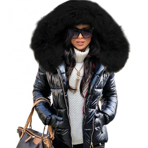 Zachte, warme stof van een dames winterjas met royale capuchon. Stijlvolle buitenkleding voor koude dagen.