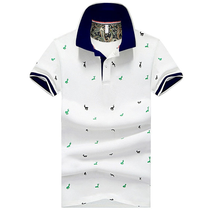 Detailopname van de kraag en knoopjes van een heren slim fit polo, accent op kwaliteit & stijl. Comfortabel shirt.