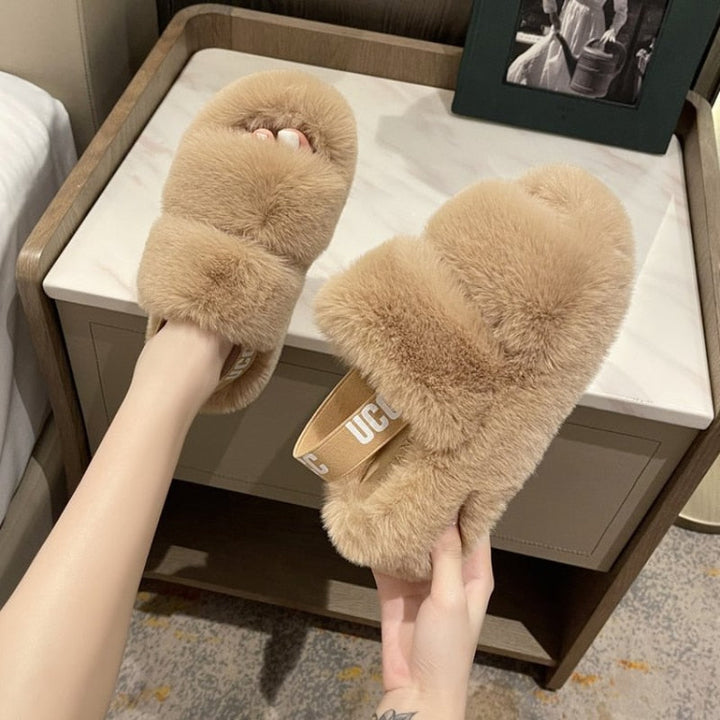 Close-up van zachte pluche dames winter slippers. Voel het ultieme comfort van deze Fluffy Flops™ thuis.