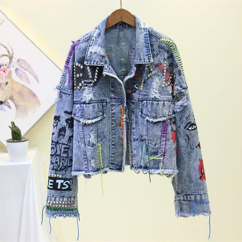 Trendy blauwe dames spijkerjas van MimisJacket, ideaal voor een stijlvolle, veelzijdige casual look in lente/zomer.