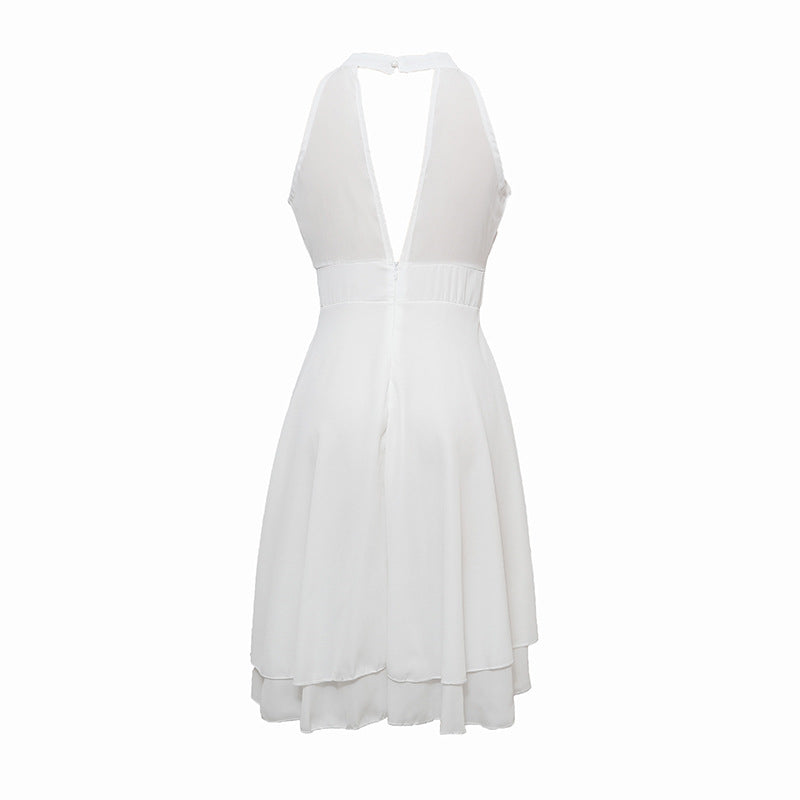 Modieuze dames midi jurk: een mouwloze chiffon halterjurk met hoge taille en gelaagde details. Ideale zomerjurk.