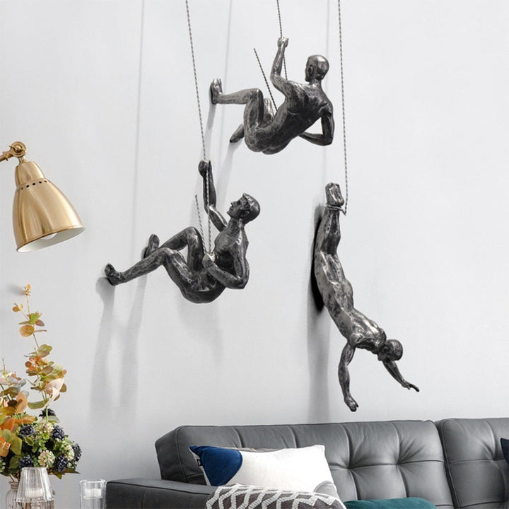 Kunstzinnige bergbeklimmer muurdecoratie, een modern sculptuur dat kracht en doorzettingsvermogen benadrukt.