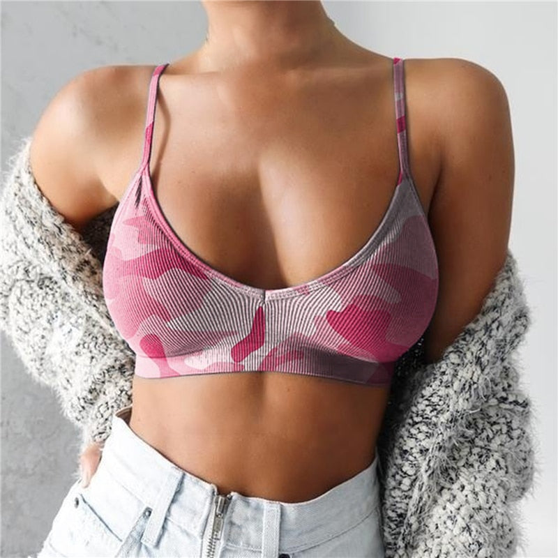 Stijlvolle blauwe camouflage slim fit crop top voor dames. Trendy en comfortabel voor sportieve zomerkleding.