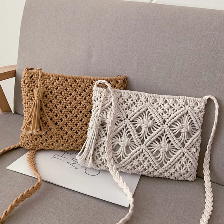 Detail van de textuur: handgeweven beige schoudertas, perfect als stijlvolle dames accessoire.