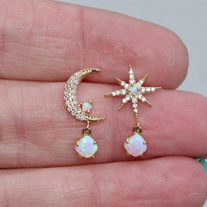 Mystieke gouden maan- en sterren oorbellen met iriserende opaal. Luxe dames sieraden, perfect cadeau idee.