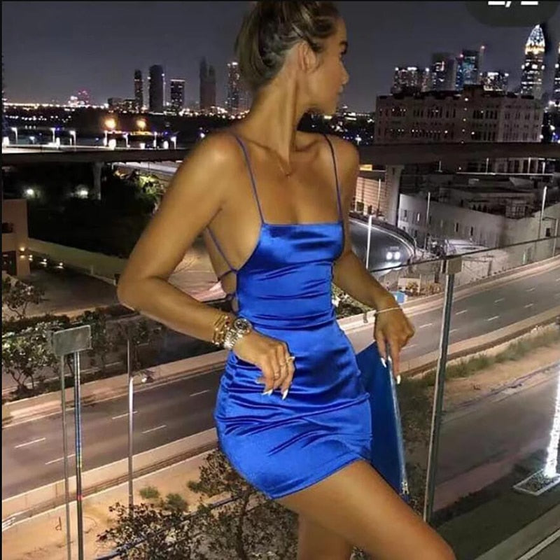 Elegante dames zomerjurk met spaghettibandjes, slim fit, ideaal voor zomerse evenementen.