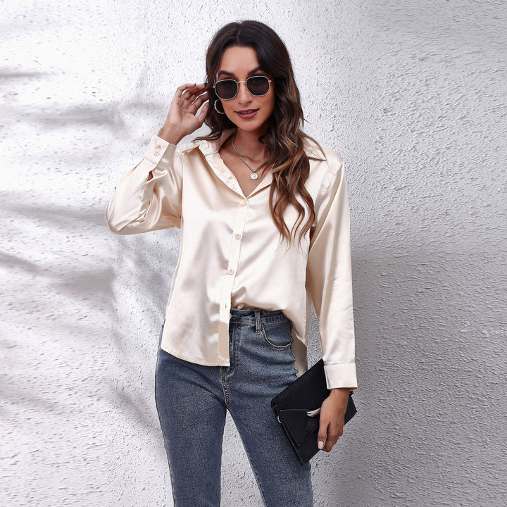 Model draagt de luchtige Dames Shila blouse in beweging. Elegante top met lange mouwen, ideaal voor actieve zomerse dagen.